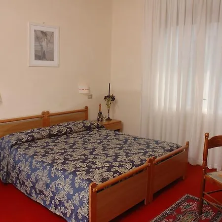 Moderno Hotel 3*